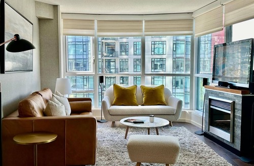 Coal Harbour Apartment | Downtown Luxury 2 bdr, 2 bath & den.