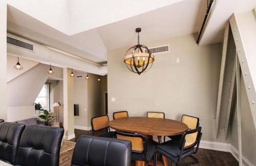 East Town Apartment | Downtown Luxury 2BR Penthouse Loft - Sleeps 8-9