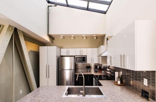 East Town Apartment | Downtown Luxury 2BR Penthouse Loft - Sleeps 8-9