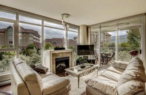 North End Condo | Downtown Luxury Accommodations steps to the Pool and Beach . Heart of Kelowna
