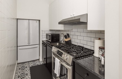 Downtown Anchorage Apartment | Downtown luxury stay king bed