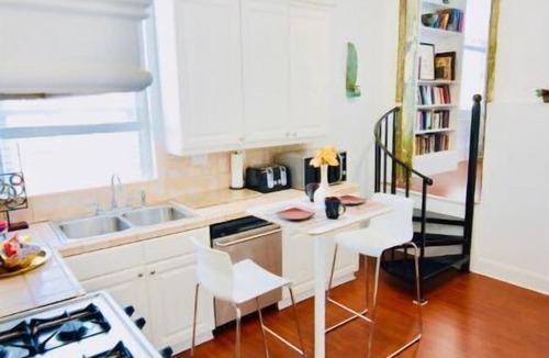 Downtown Memphis House | Downtown Memphis Queen's Library with balcony Apt 201