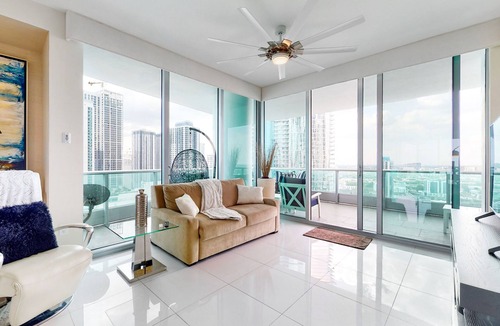 Town Square Condo | Downtown Miami - Luxury 2 Bdrm/3.5 Bath condo with Amazing Bay Views.