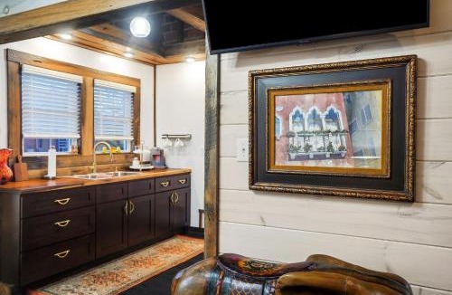 Somerset Apartment | Downtown Mid-Century Escape, Columbia House Unit C