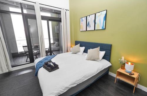 Westown Apartment | Downtown Milwaukee 3BR Balcony,5 min Public Market