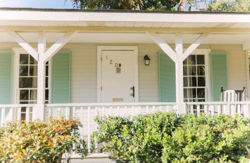 Mobile House | Downtown Mobile Bungalow with Free Parking and Fast WiFi