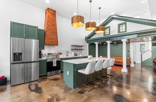 Central Business District Apartment | Downtown Mobile - Walk to everything - Downtown luxe - Pets Welcome