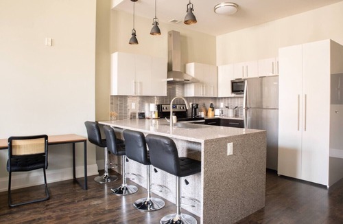 East Town Apartment | Downtown Modern 2BR Loft