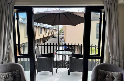 Mount Maunganui House | Downtown Mt Beach Family Retreat