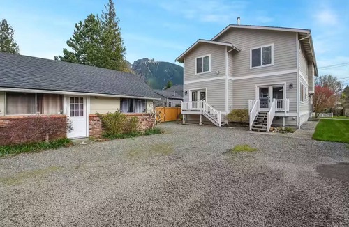 North Bend House | Downtown North Bend Basecamp Fall Getaway – Save 15%