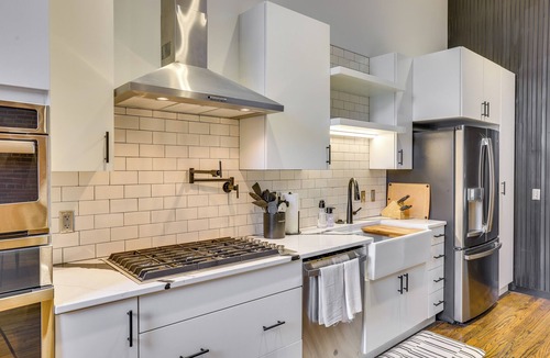 Downtown Omaha Apartment | Downtown Omaha Getaway w/Deck & Gas Grill!