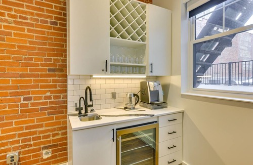 Downtown Omaha Condo | Downtown Omaha Getaway w/ Deck & Gas Grill!