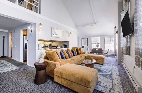 Printers Row Apartment | Downtown Penthouse #5 | Vintage +gym & balcony