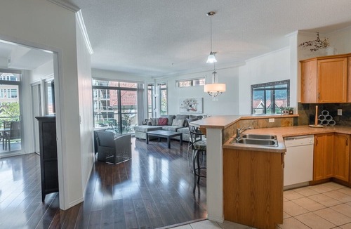 North End Apartment | Downtown Pool View 2 Bdrm 449 On The Lake