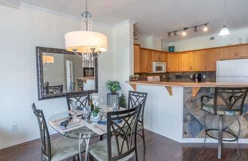 North End Apartment | Downtown Pool View 2 Bdrm 449 On The Lake