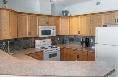 North End Apartment | Downtown Pool View 2 Bdrm 449 On The Lake