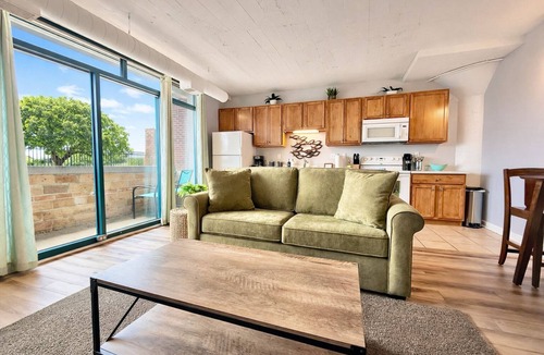 Sandusky Condo | Downtown Pool View By Cedar Point Sports Force