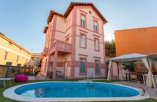 Oristano Historic Centre House | Downtown poolfront room with private veranda