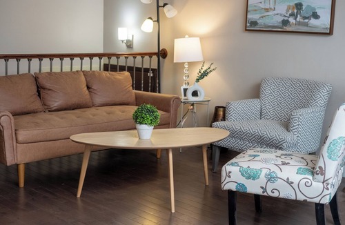 Sunnyside House | Downtown Private Room: By Bow River's Beauty house