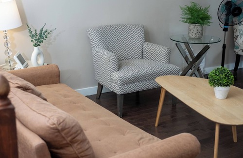 Sunnyside House | Downtown Private Room: By Bow River's Beauty house