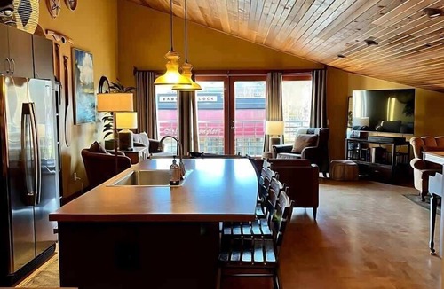 Sequim Apartment | Downtown Retreat Penthouse in Sequim, Mtn Views