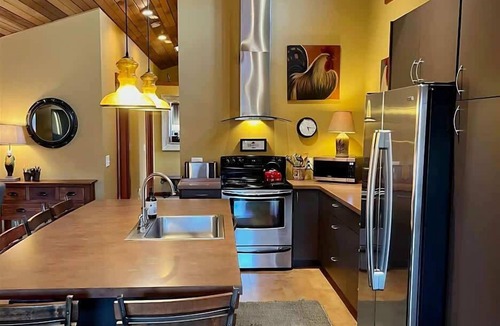 Sequim Apartment | Downtown Retreat Penthouse in Sequim, Mtn Views