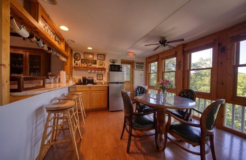 Eureka Springs Historic District House | Downtown Savannah Suite Piedmont