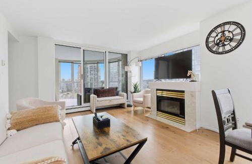 Gastown Apartment | Downtown Skyline Condo with Amazing Views
