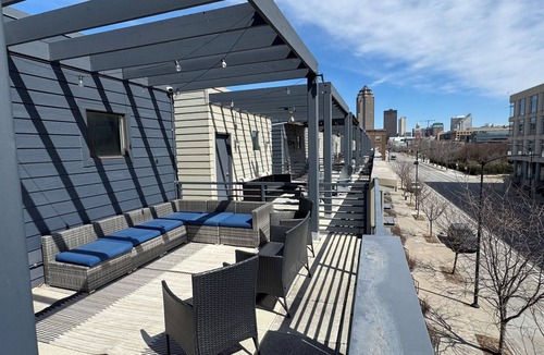 Downtown Des Moines House | Downtown Skyline Views in Modern Townhome with Rooftop Patios