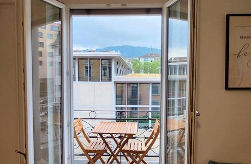 Werd Apartment | Downtown Spacious 2-Bedroom Luxury Apartment 3B