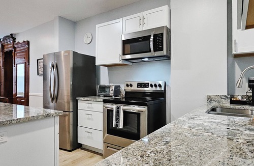Wilmington Apartment | Downtown: Steps to DuPont Hotel