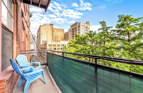 Downtown West Apartment | Downtown STL Loft + 100″ Projector + Private Balcony