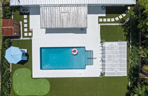Stuart House | 🌴 Downtown Stuart’s Blue Palm Villa🌴 -3 🛌/2🛀 Pool Home w/putting green⛳️