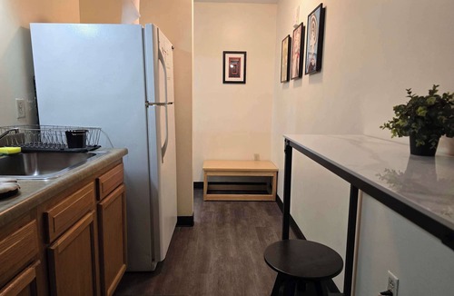 Downtown Pittsburgh Apartment | Downtown Studio Retreat | Queen Bed + 55” Smart TV + River Views