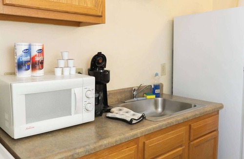 Downtown Pittsburgh Apartment | Downtown Studio Retreat | Queen Bed + 55” Smart TV + River Views