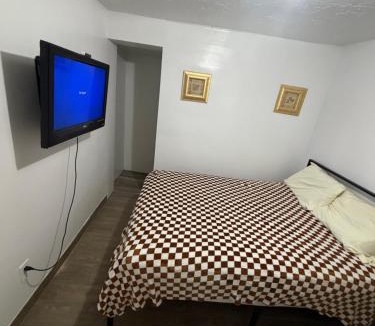 Garfield House | Downtown Taylor Room 5