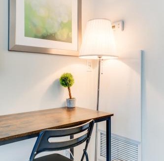 Fort York Apartment | Downtown Toronto Condo Suite Near Waterfront - Free Parking & Transit Nearby