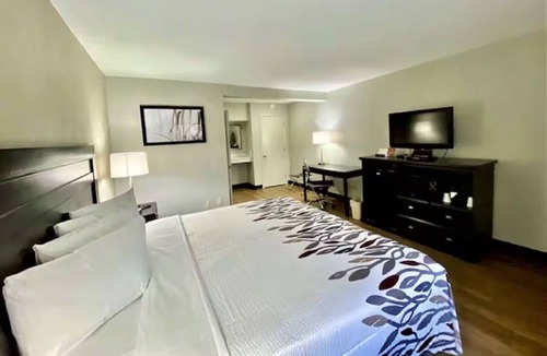 Feldman's Hotel | Downtown Tucson King Bed Stay w/Outdoor Pool, WiFi & Free Parking