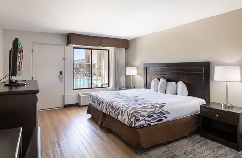 Feldman's Hotel | Downtown Tucson King Bed Stay w/Outdoor Pool, WiFi & Free Parking