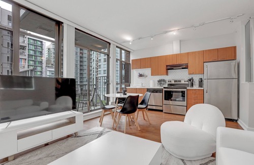 Downtown Vancouver Apartment | Downtown Vancouver 2BR Stay - Balcony + Workspace