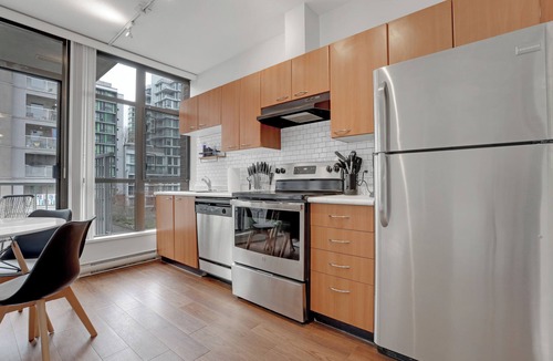 Downtown Vancouver Apartment | Downtown Vancouver 2BR Stay - Balcony + Workspace