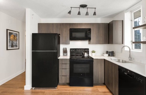 Downtown Vancouver Hotel | Downtown Vancouver. Fitness room/pool/hottub/AC. Minutes from stadium.