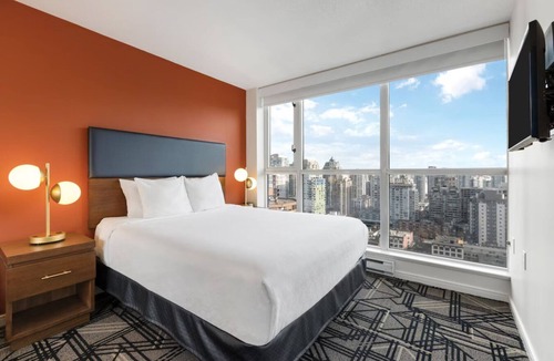 Downtown Vancouver Hotel | Downtown Vancouver. Fitness room/pool/hottub/AC. Minutes from stadium.