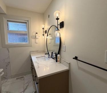 Chinatown House | Downtown Vancouver Modern Apartment Room - Walk to BC Stadium, Skytrain- Free Parking