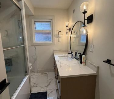Chinatown House | Downtown Vancouver Modern Apartment Room - Walk to BC Stadium, Skytrain- Free Parking