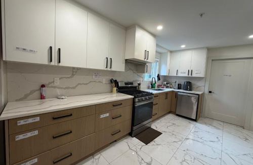 Chinatown House | Downtown Vancouver Modern Apartment Room - Walk to BC Stadium, Skytrain- Free Parking