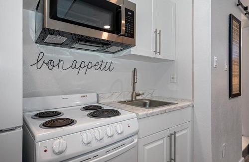 Oakford Park Apartment | Downtown Vibes Stylish Studio, Perfect Location