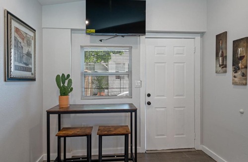 Oakford Park Apartment | Downtown Vibes Stylish Studio, Perfect Location