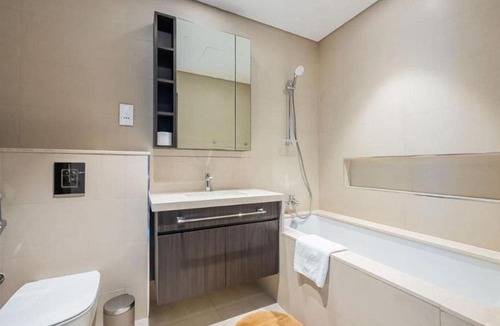 Bur Dubai Apartment | Downtown views 1 Bedroom 5 PAX connect to Dubai mall