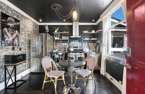 Hough Apartment | Downtown Walkable 1-bedroom Couples Retreat With Large Soaking Tub